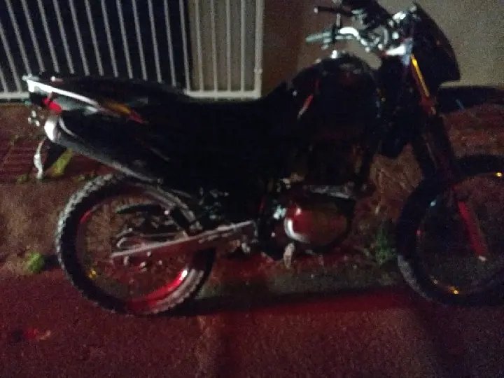 Motociclista fica ferido ap&oacute;s queda de moto no bairro &Aacute;guas Claras