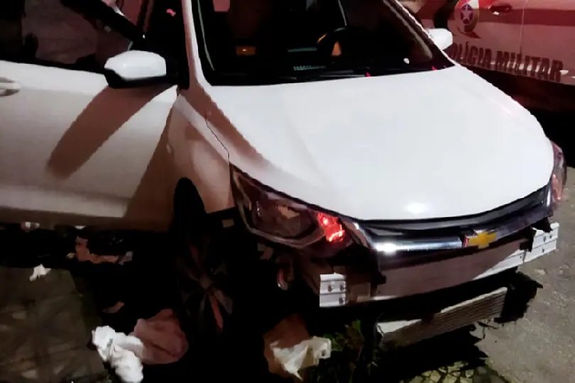 Casal embriagado bate carro e tenta agredir policiais 