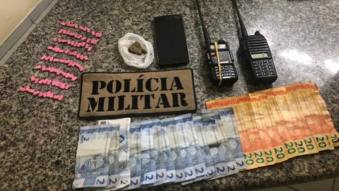Troca de tiros entre policiais e traficantes deixa um morto