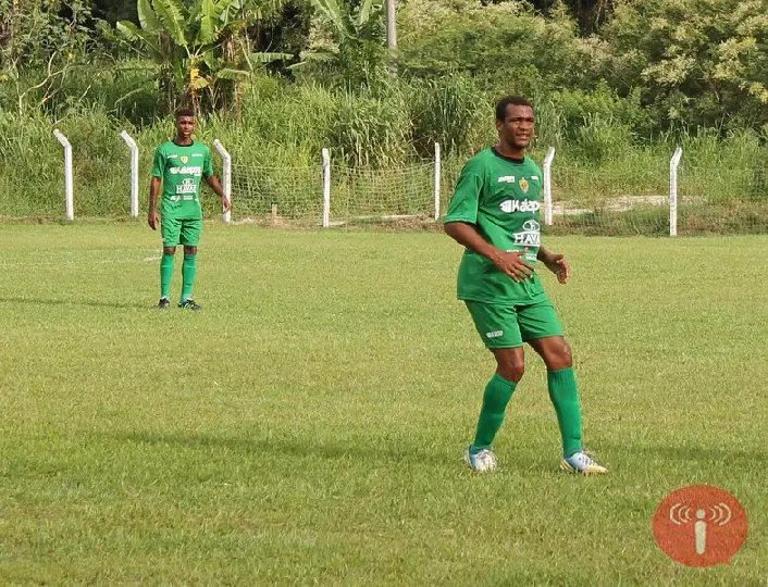 Pingo promove nova dupla de zagueiros
