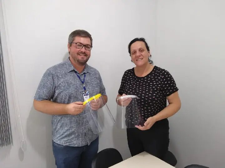 Secretaria de Sa&uacute;de de Guabiruba recebe 20 protetores faciais da Unifebe