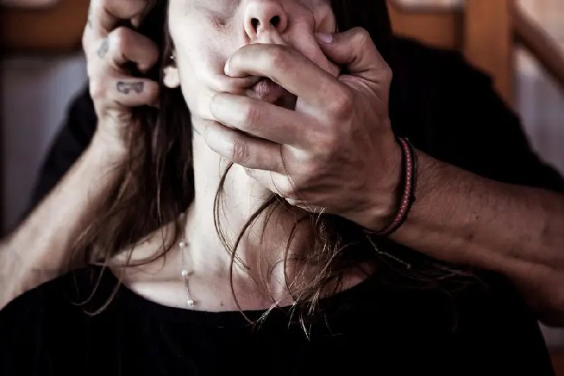 Marido agride esposa e a arrasta pela rua