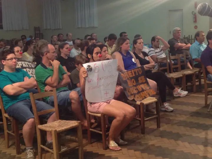 Primeira sessão: participação da comunidade e manifestação