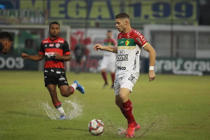 Com muita chuva Brusque empata com o Vit&oacute;ria em casa 