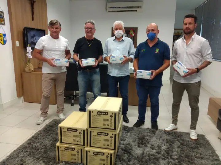 Prefeitura de Brusque recebe doa&ccedil;&atilde;o de luvas do Brusque FC 