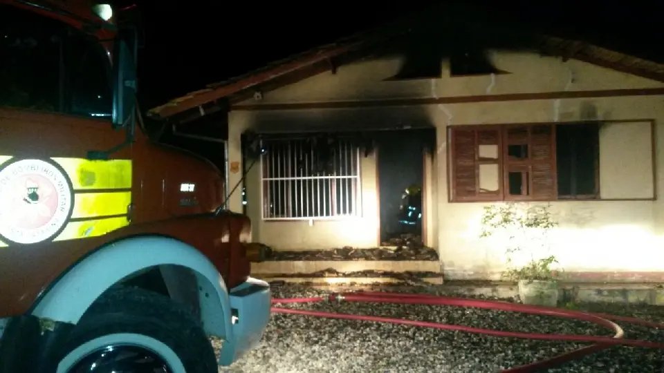 Incêndio destrói casa no Thomaz Coelho
