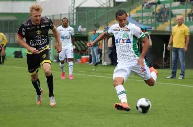Brusque abre vantagem, mas cede empate para a Chapecoense
