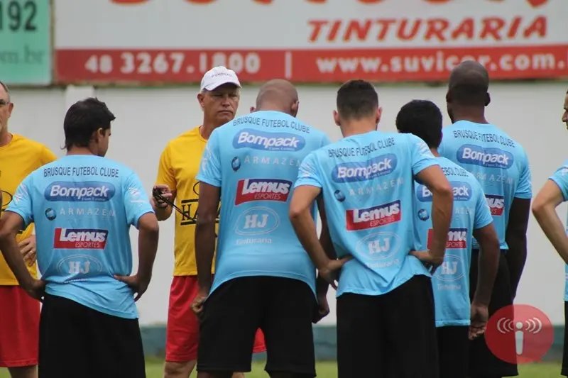 Brusque enfrenta líder Chapecoense neste sábado