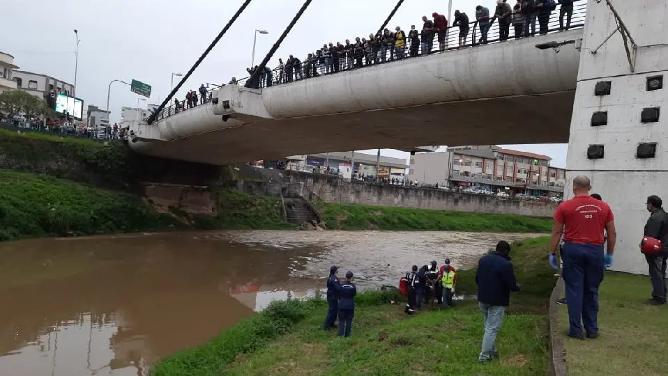 (V&iacute;deo) Homem &eacute; resgatado do rio Itaja&iacute;-Mirim