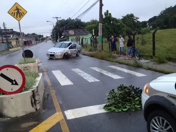 Após colisão em ilha de proteção, condutor sai do local