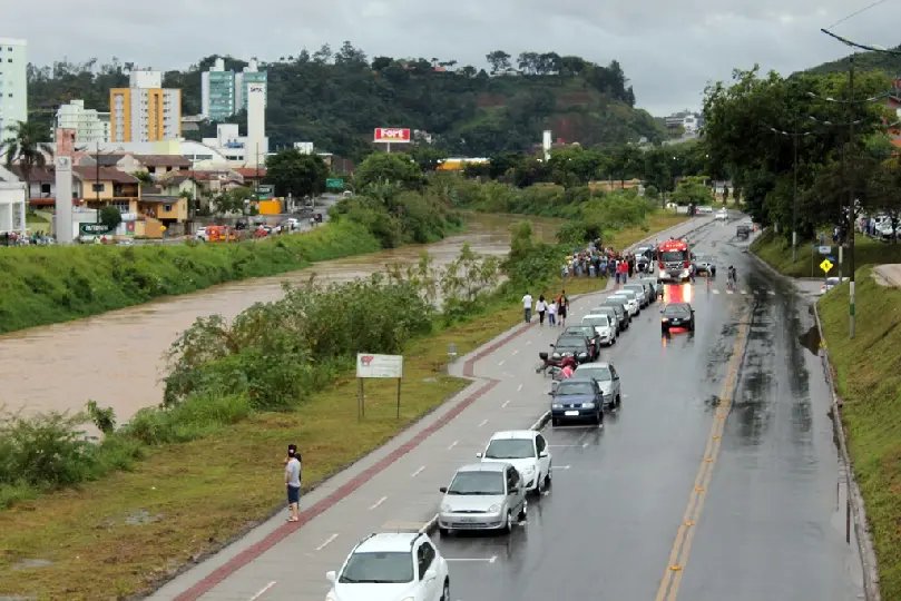 Carro cai no rio Itajaí-Mirim e casal escapa com vida