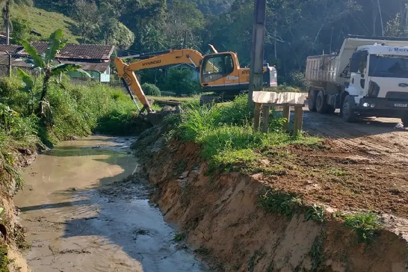 Trabalho de limpeza e desassoreamento de valas &eacute; realizado