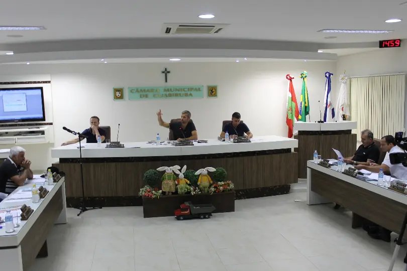 Morador se manifesta com caminhão de brita e vereadores criticam 