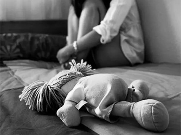 M&atilde;e &eacute; condenada por facilitar encontros da filha de 8 anos com homem