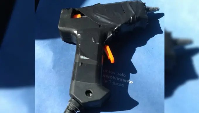 Criminoso tenta assaltar comércio com pistola de cola quente