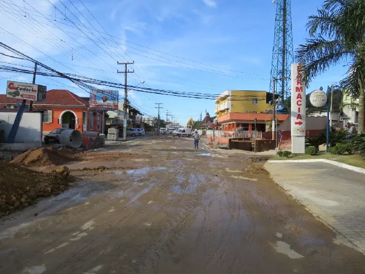 Trecho da Rua Santos Dumont é liberado em meia pista