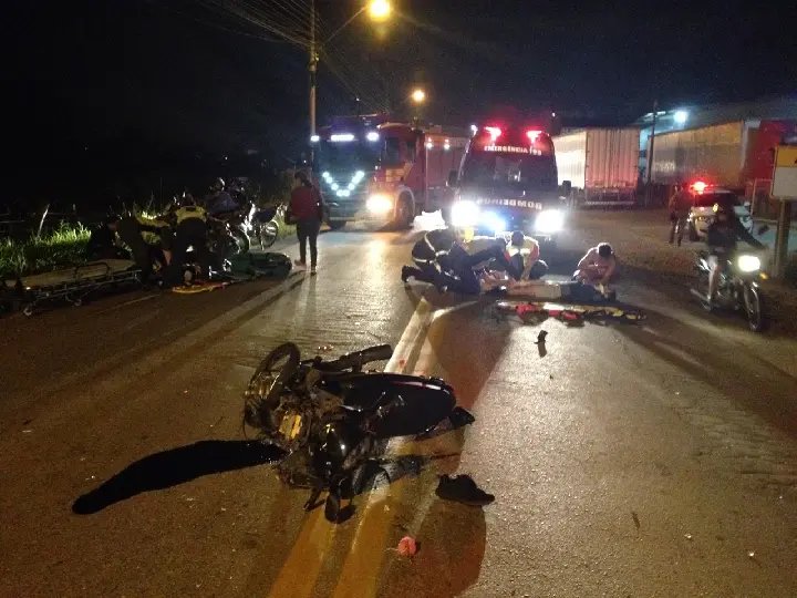Ocupantes de moto se ferem em colisão na madrugada