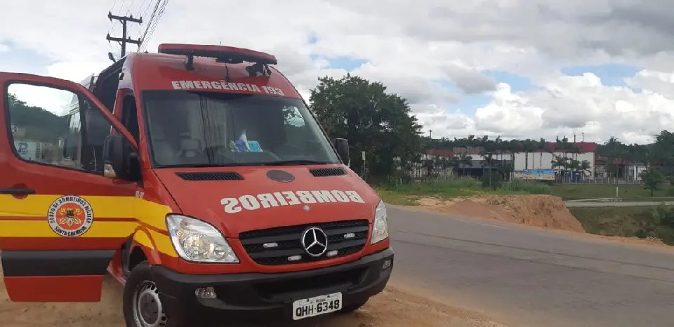 Por pouco ve&iacute;culo n&atilde;o cai em rio Itaja&iacute; Mirim 