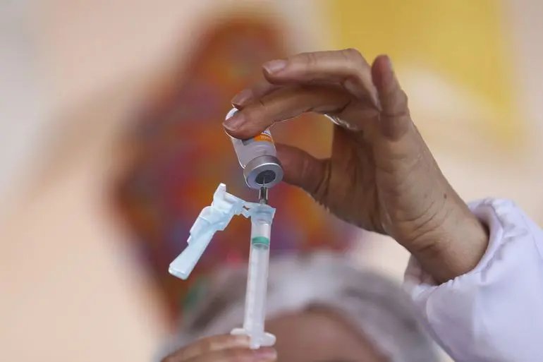 SC come&ccedil;a aplicar 3&ordm; dose contra a Covid-19 em idosos