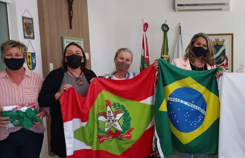 Secretaria de Educa&ccedil;&atilde;o entrega conjunto de bandeiras &agrave;s escolas