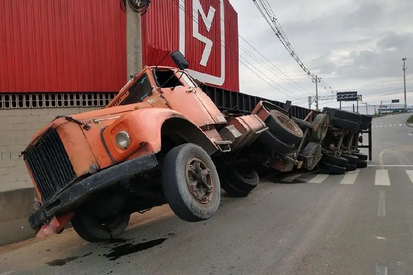 Caminh&atilde;o tomba na Rodovia Ant&ocirc;nio Heil