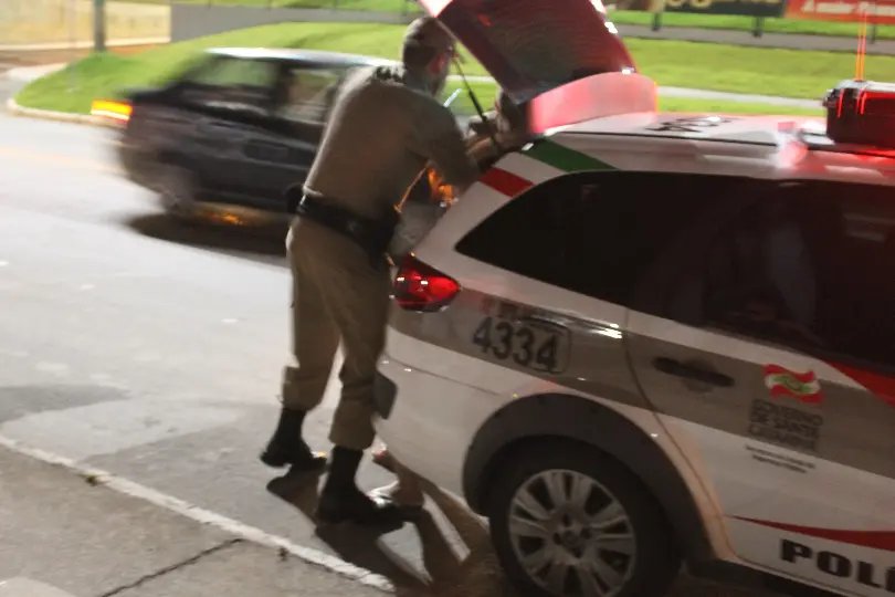 Mulher é detida após bater carro e dirigir sobre efeito de álcool