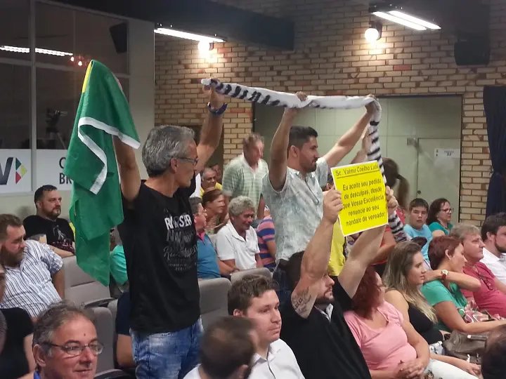 Tumulto, vaias e pedido de cassação