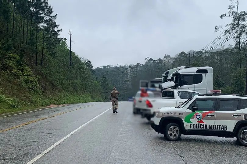 Caminhoneiros fecham rodovia entre Brusque e Botuver&aacute;