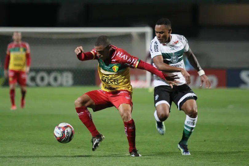 Brusque visita o l&iacute;der Coritiba e &eacute; goleado