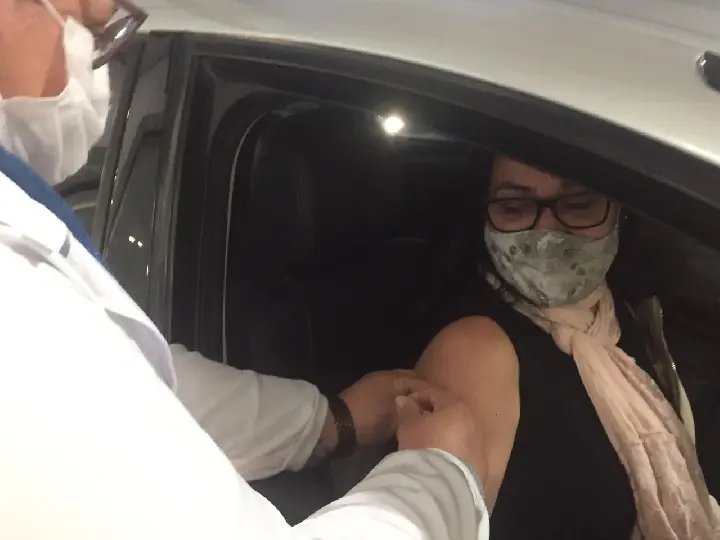 Prefeitura realiza drive thru noturno para vacina&ccedil;&atilde;o da dose 2 contra o Covid-19