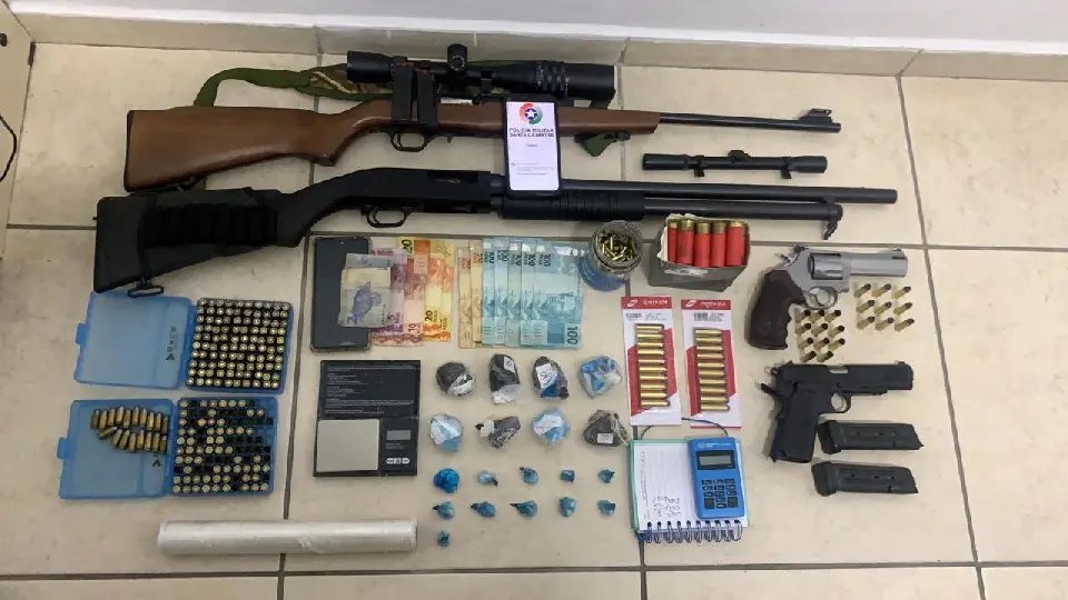 PM apreende armas e homem &eacute; preso por tr&aacute;fico de drogas, em Guabiruba