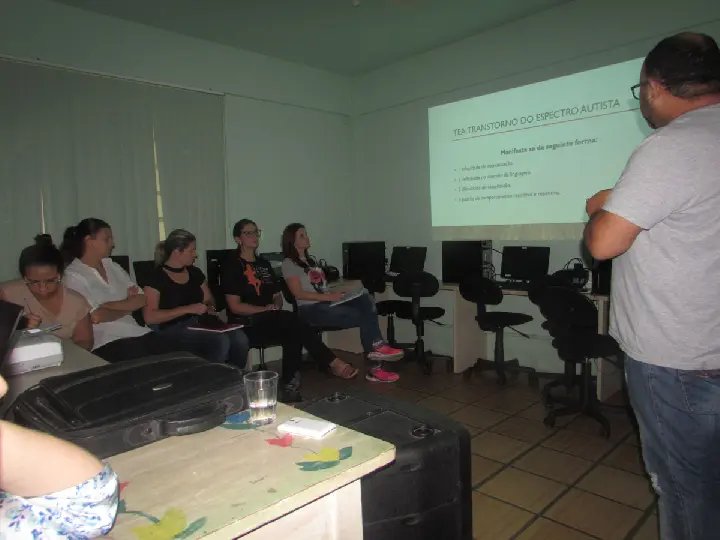 Profissionais da EEF Nova Brasília participam de palestra sobre Transtorno do Espectro do Autismo