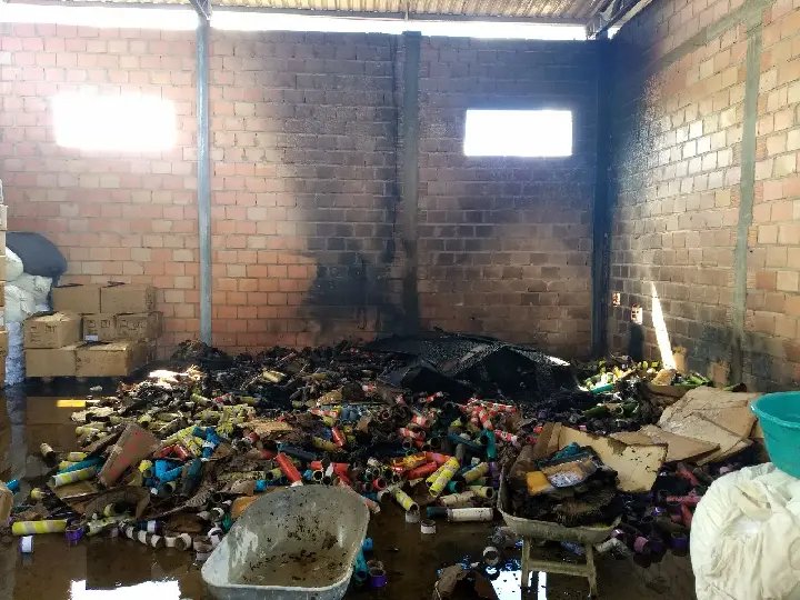 Bombeiros combatem incêndio em galpão de reciclagem
