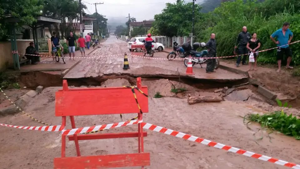 Rua Arnoldo Ristow foi danificada pelas chuvas
