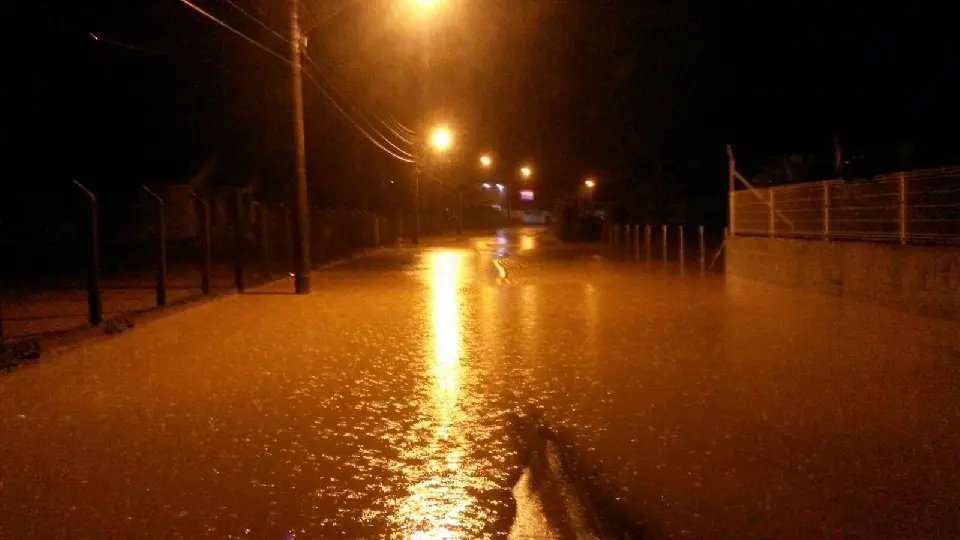 Chuvas causa vários pontos de alagamentos