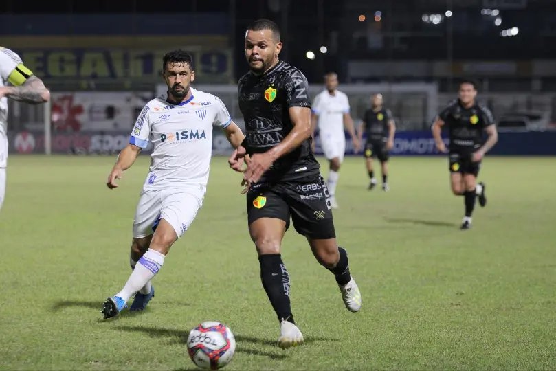 Com jogador a menos, Brusque arranca empate do Ava&iacute; 