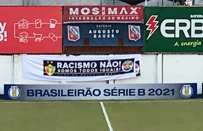 Torcedores do Brusque usam faixa para se posicionar contra o racismo  