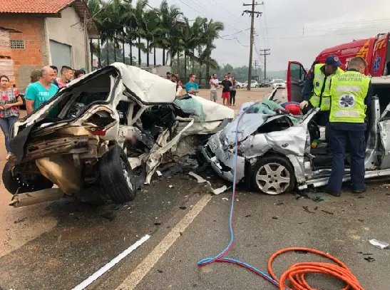 Três perdem a vida em grave acidente na SC-410