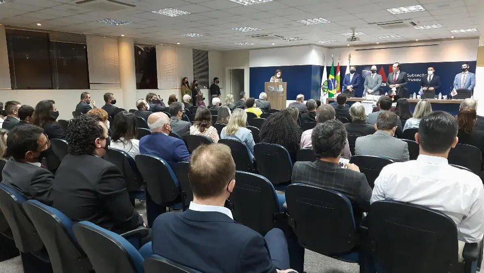 Presidente da OAB/SC visita Brusque em noite de debates e homenagens