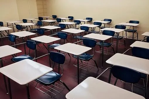 Professor agride aluna dentro da sala de aula, em Brusque