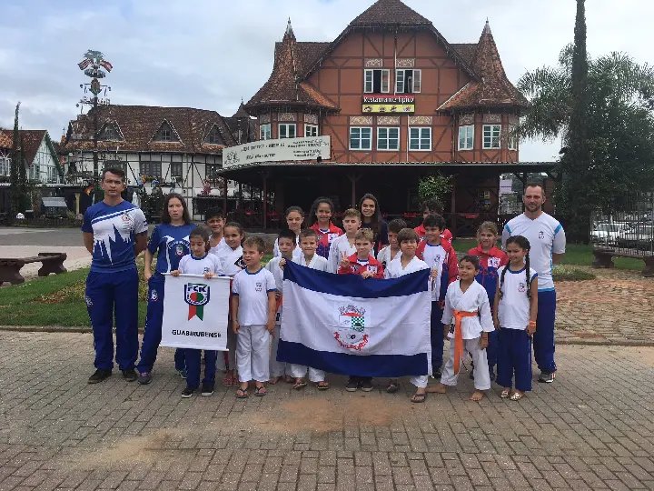 Guabiruba ganha 11 medalhas em campeonato de Karatê