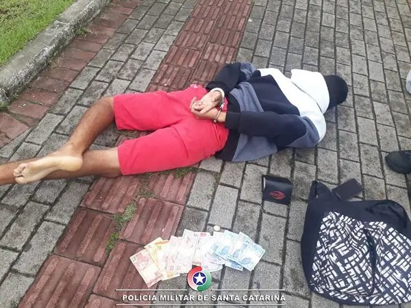 PM detém homem suspeito de tráfico de drogas na Praça da Cidadania