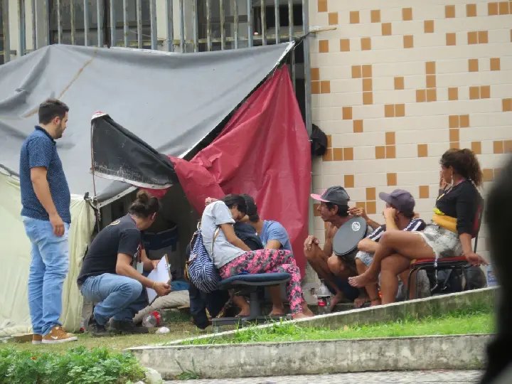 Secretaria de Assistência Social orienta moradores de rua no centro