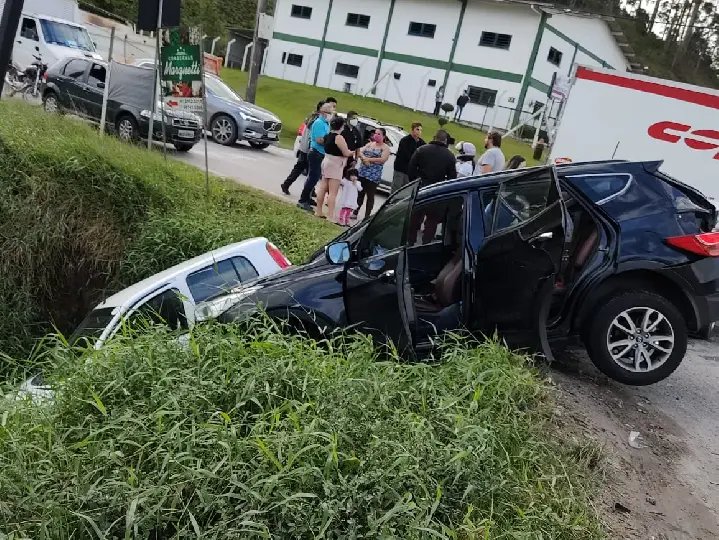Tr&ecirc;s ve&iacute;culos se envolvem em acidente na rodovia Ivo Silveira 