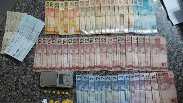 PM prende traficante no momento da venda de drogas