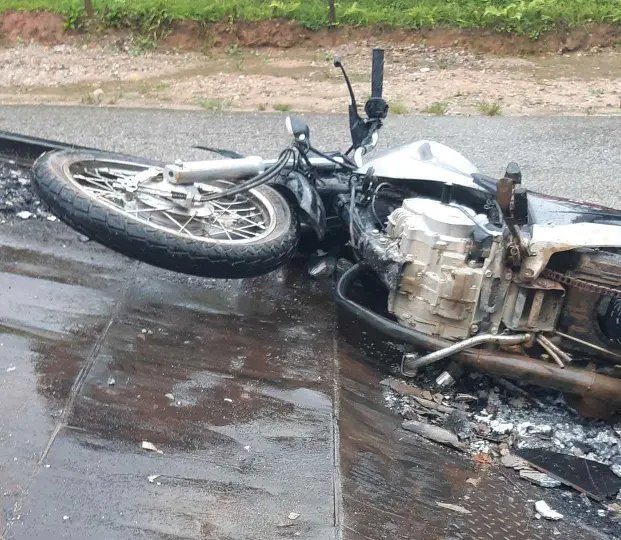 Moto colide com carro em curva 