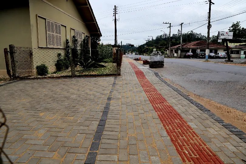 Prefeitura e moradores constroem calçadas na rua Guabiruba Sul