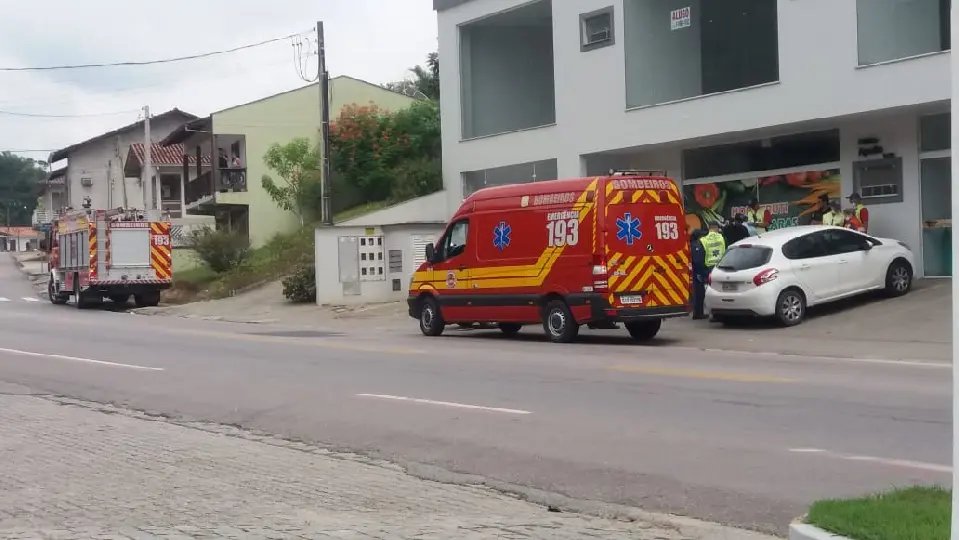 Colis&atilde;o entre carro e moto no bairro &Aacute;guas Claras