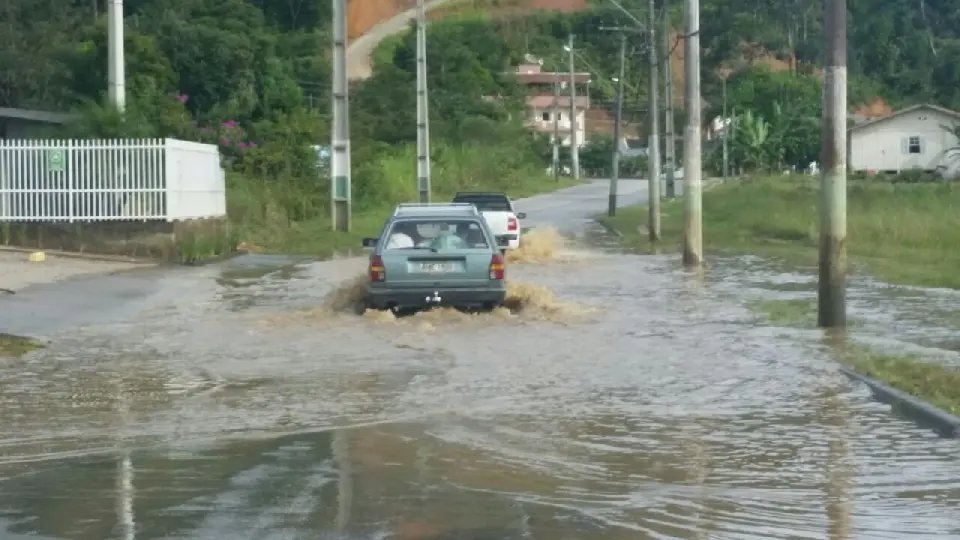 Chuva causa transtornos em diversas áreas de Brusque