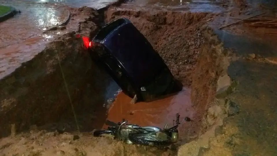 Acidente em frente ao Hospital Azambuja leva homem para a UTI